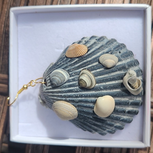 Shell earrings - Picture 4 of 4